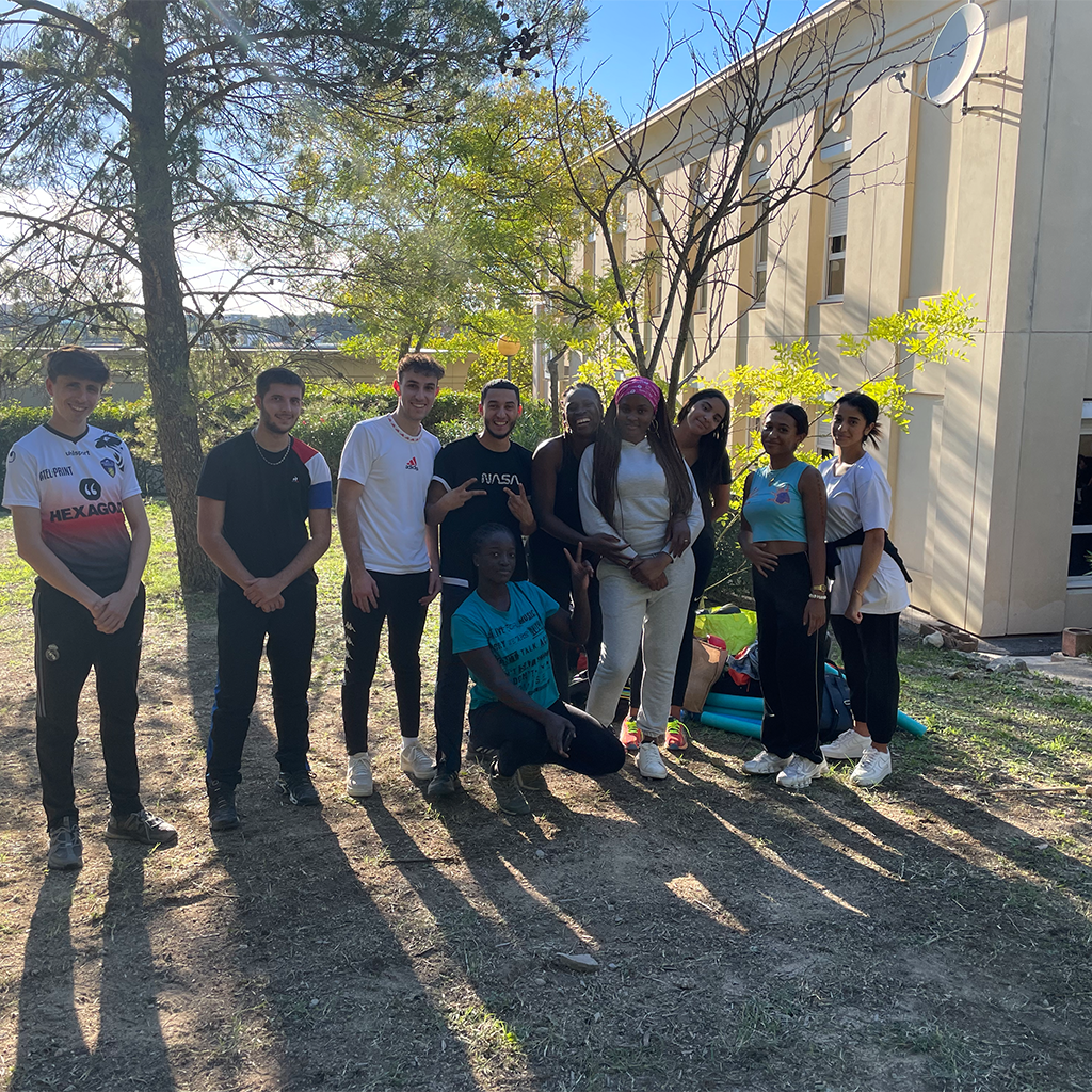 Groupe de jeunes salariés dans le cadre d'une rencontre et découverte autour de la boxe et des arts martiaux