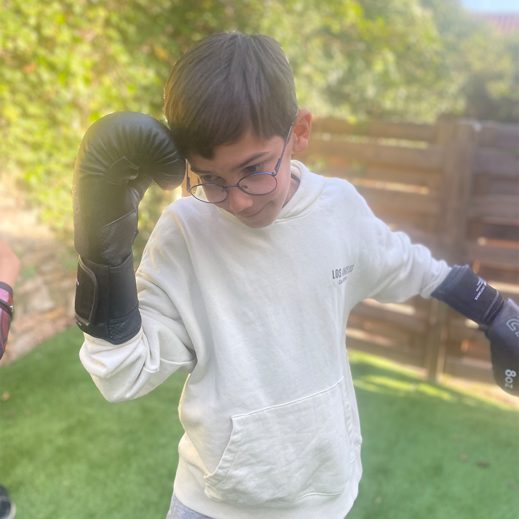 cours de kung fu ados élève qui fait un crochet