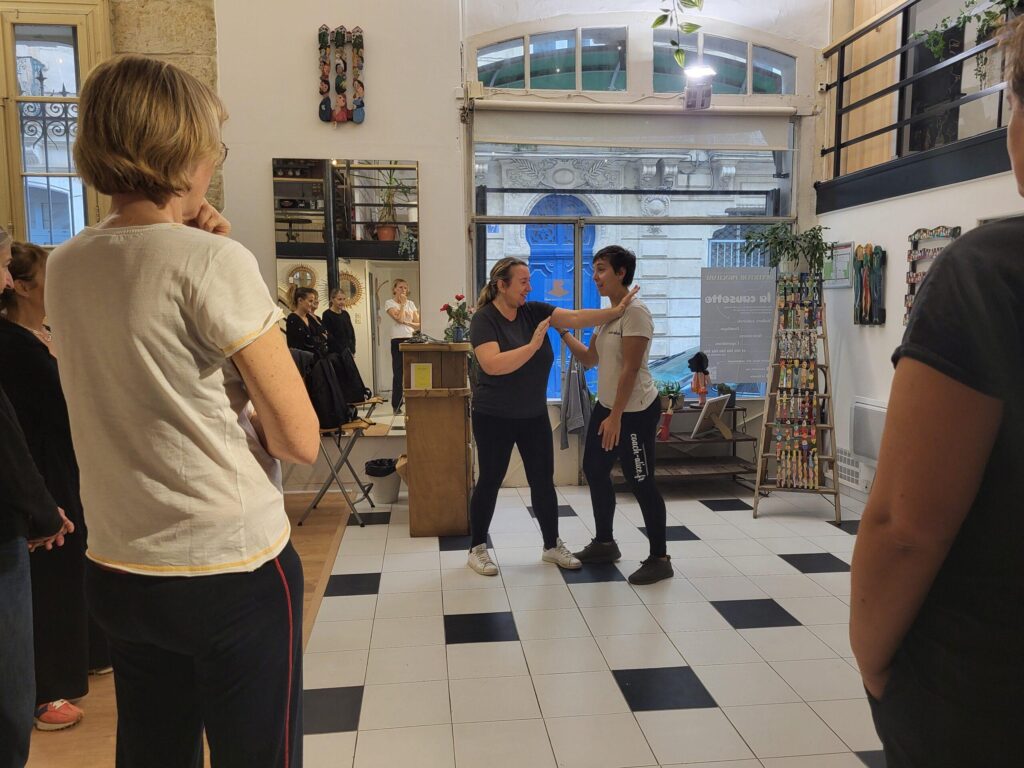 démonstration d'une technique de self défense sur attaque au couteau