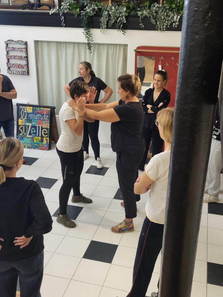 un groupe de femmes apprend une technique de défense à mains nues étranglement
