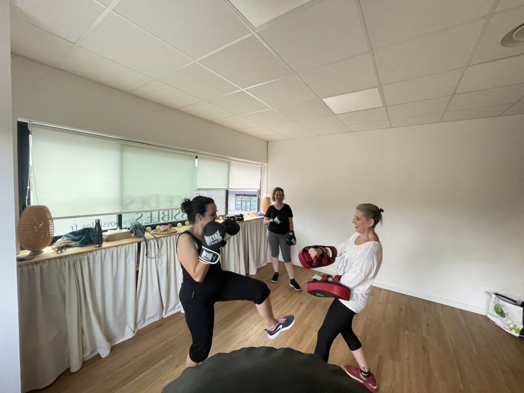 2 femmes adultes en train d'apprendre la boxe confiance sans contact