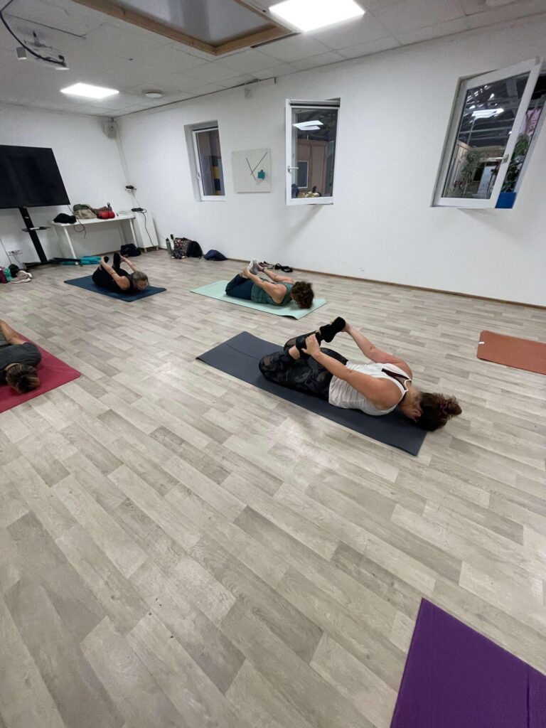 Des élèves en session d'étirements lors d'un atelier à montpellier de yoga et boxe