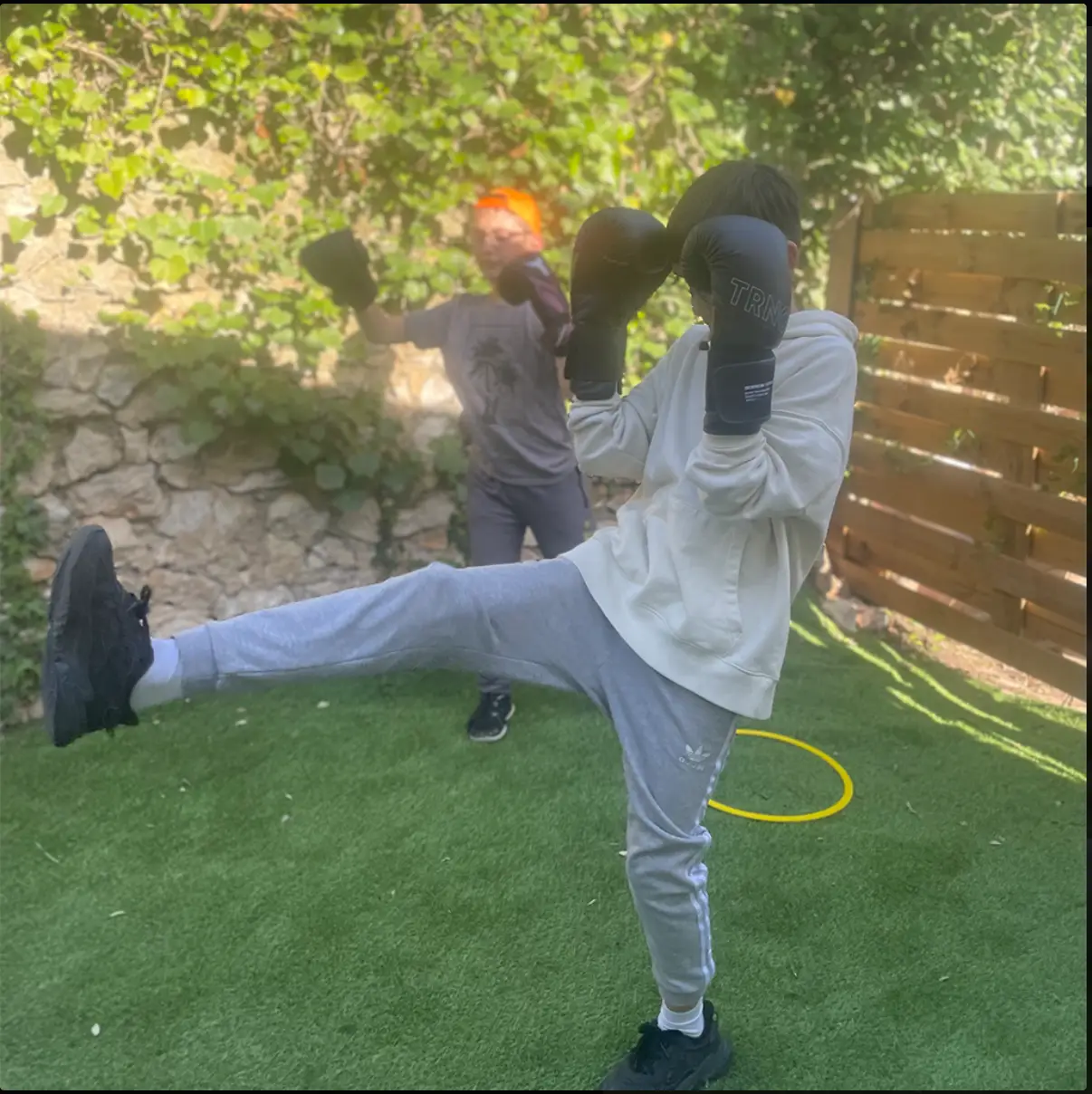 Adolescents en train de s'entrainer sur des techniques de Kung fu