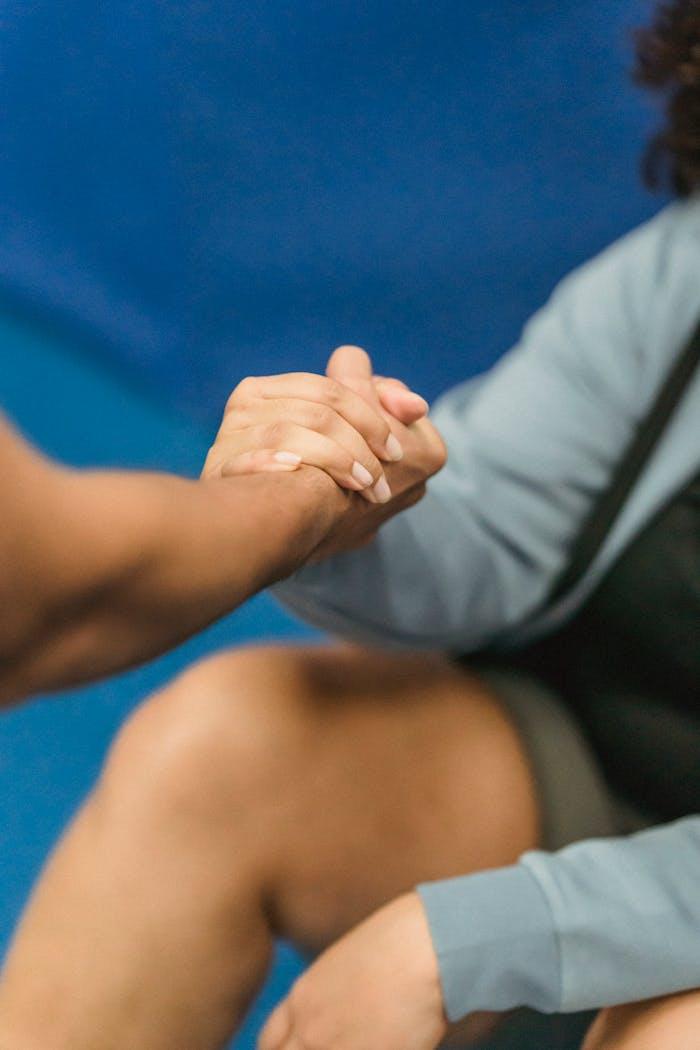 Coach encourageant et relevant une élève lors d'un entrainement boxe training